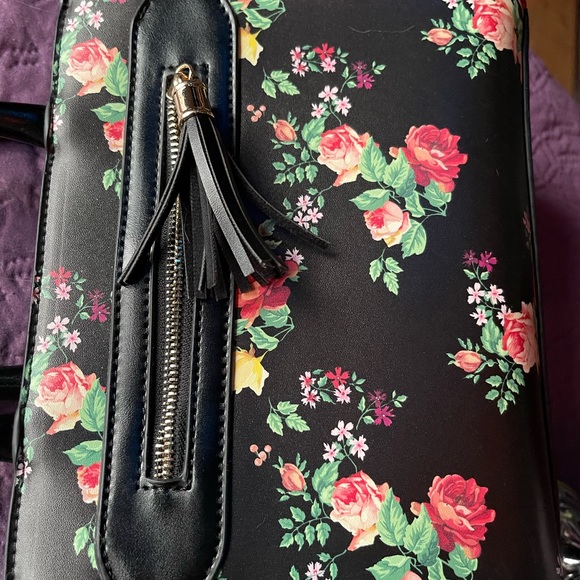 NWOT Handbag black with flower print - Picture 3 of 9